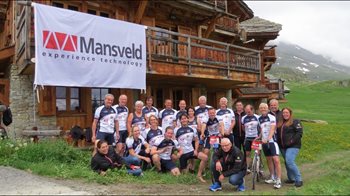 Groepsfoto-AlpedHuzes-outfit-en-support.jpg